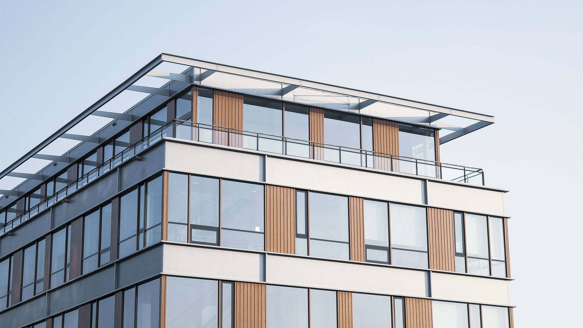 Kerrostalon yläosa kirkasta taivasta vasten.